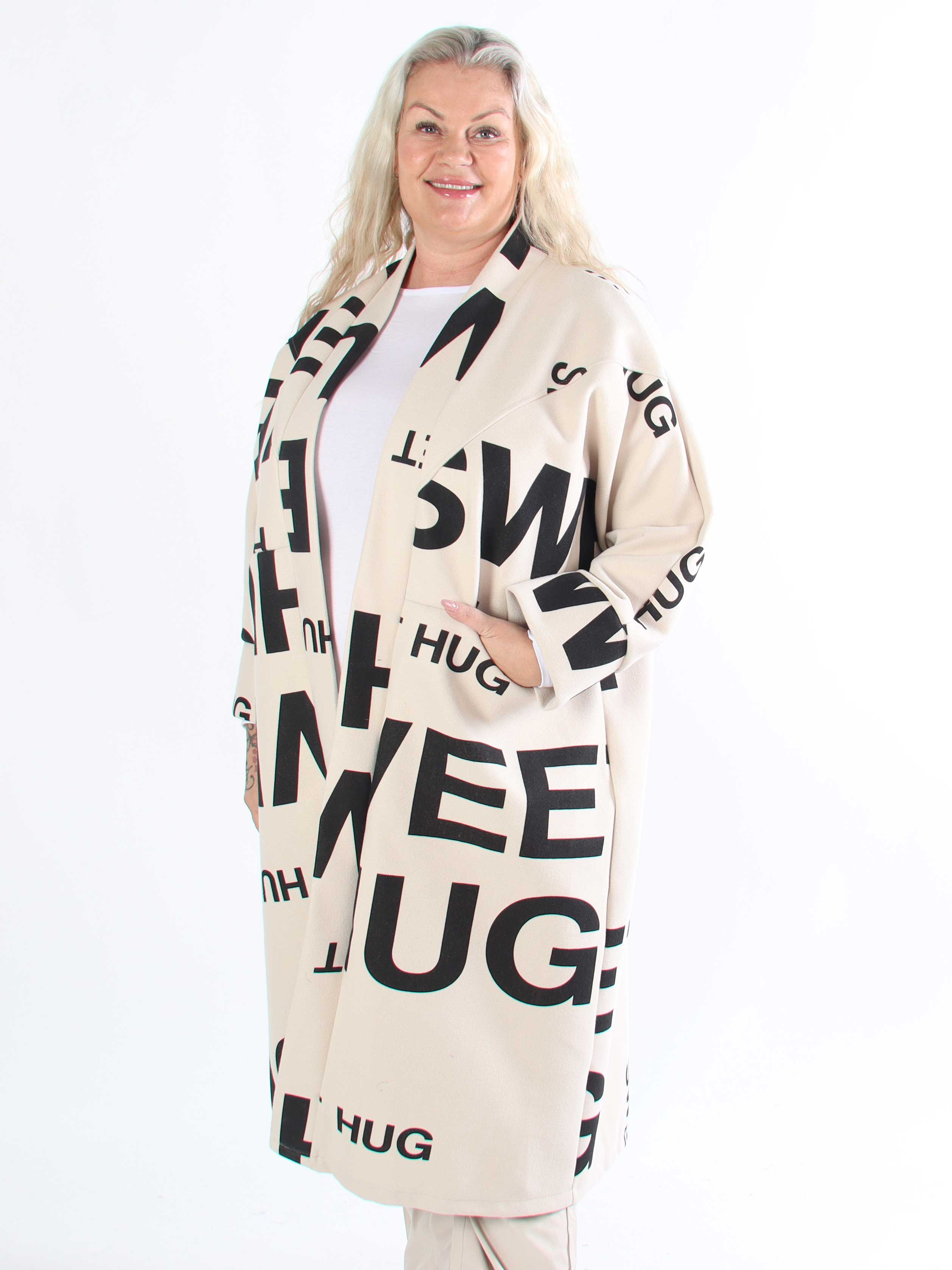 Annah Graphic - Plus size kappa med tydliga sömmar och text